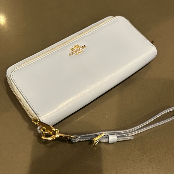 Authentic Coach wallet / wristlet. Brand new. ( SB 1) - Picture 1 of 8